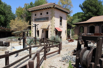 У заброшенной шахты в парке развлечений