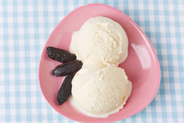 Zwei Kugeln Tonkabohneneis