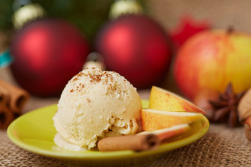 Kugel Zimteis zu Weihnachten