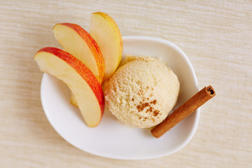 Apfel-Zimt-Eis mit Zimt und Apfelstücken