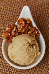 Kugel Walnusseis mit Walnüssen