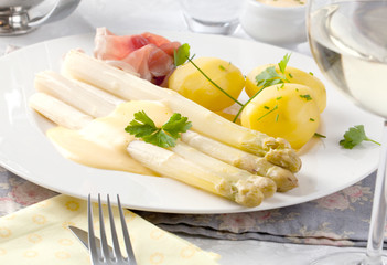 Frische spargel teller  © karepa