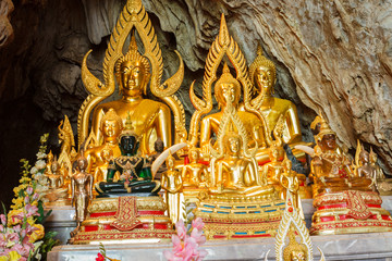 Obraz premium golden buddha statue in the cave
