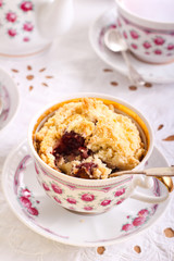 Berry crumble topping cupcakes