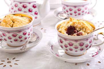 Berry crumble topping cupcakes