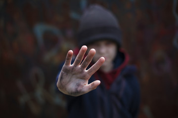 dramatic portrait of a homeless boy - obrazy, fototapety, plakaty