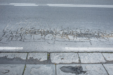 Strada asfalto, pavimentazione stradale danneggiato, buca