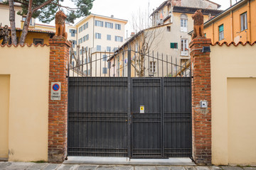 Cancello di ferro nero, mura, ingresso a villa