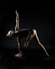 Obraz premium Young man practicing yoga