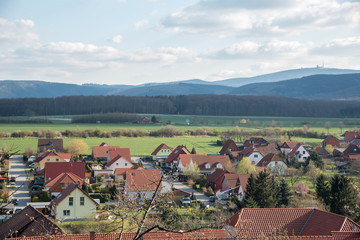 Fototapeta na wymiar Blick über Stapelburg zum Brocken