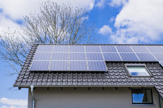 Dach mit Solar panel Dachrinne und blauen Himmel