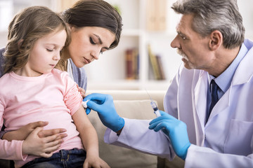 Fototapeta premium Mom with kid at the doctor.