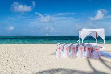 Vorbereitung auf eine schöne Hochzeit am Strand