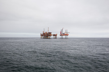 Naklejka premium Oil platform on the North Sea while cloudy day