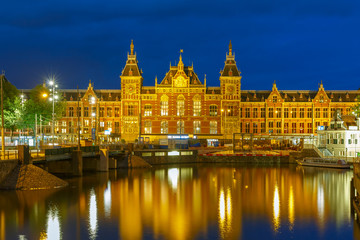Fototapeta na wymiar Night Amsterdam canal and Centraal Station