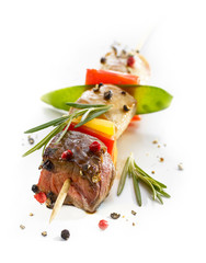 Grillspieß mit buntem Pfeffer und Rosmarin