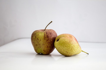 Apfel und Birne vor weißem Hintergrund