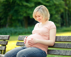 Obraz premium Pregnant woman in the park
