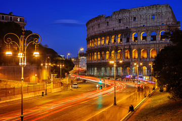 Naklejka premium Koloseum nocą