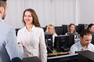 Obraz premium Manager shaking hand of employee