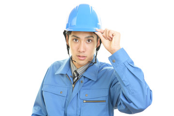 真剣な表情の労働者
