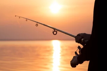 Cercles muraux Pêcher silhouette d& 39 une fille sur la rive de la rivière avec une canne à pêche