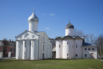 Две старинные церкви на Ярославовом дворище. Великий новгород