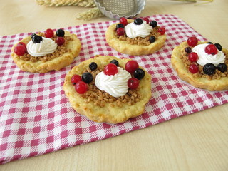 Mandel Tartelettes mit Cremehäubchen und Beeren
