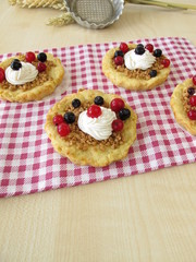 Mandel Tartelettes mit Cremehäubchen und Beeren