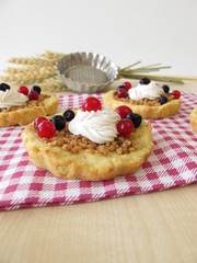 Mandel Tartelettes mit Cremehäubchen und Beeren