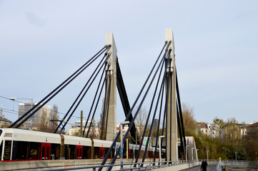 Schrägseilbrücke mit U-Bahn