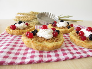 Mandel Tartelettes mit Cremehäubchen und Beeren