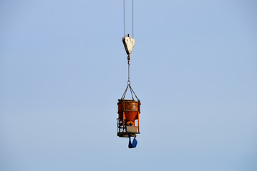 H&auml;ngender Krank&uuml;bel auf einer Baustelle