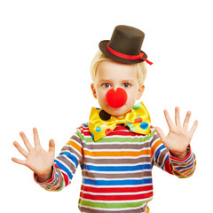 Kind macht Pantomime als Clown zu Karneval
