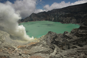 Fototapeta na wymiar Acid lake at Kawah Ijen, East Java, Indonesia.