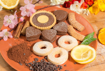 Gocce di cioccolato con cacao,biscotti,agrumi e fiori