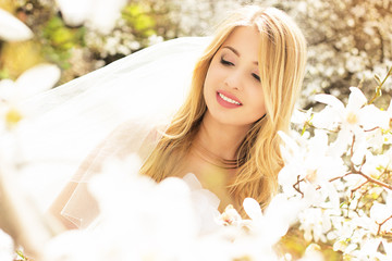 Красивая нежная невеста в цветах магнолиях