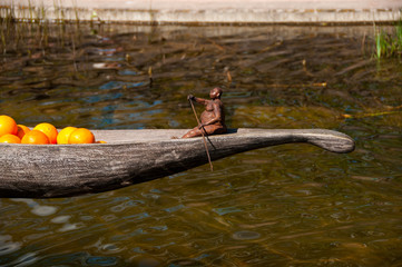 Ruderer mit Orangenboot #1429