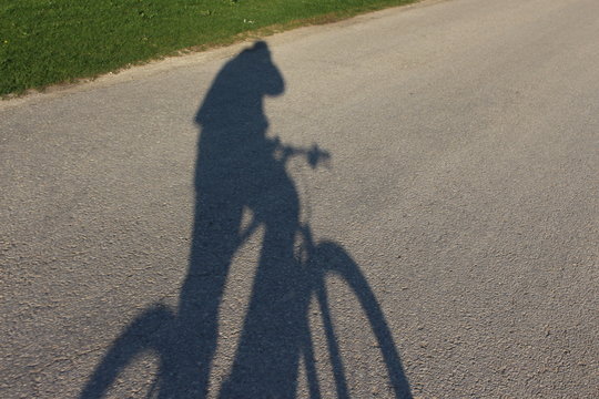 ein schattenbild eines radfahrers