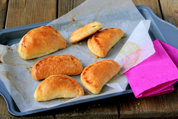 Пирожки с яблоками из слоеного теста