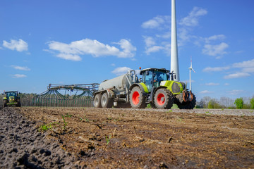 Obraz premium Ackerbau, Gülleausbringung und sofortiges Einarbeiten
