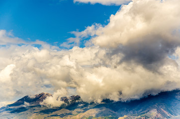 Blick auf Berge der Sierra Nevada mit Wolken