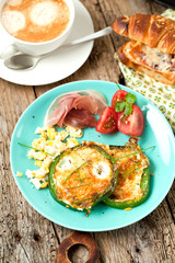 Frühstuck Croissant und Spiegelei 