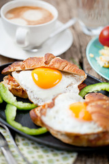Frühstuck Croissant und Spiegelei 