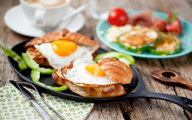 Frühstuck Croissant und Spiegelei 
