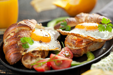 Frühstuck Croissant und Spiegelei 