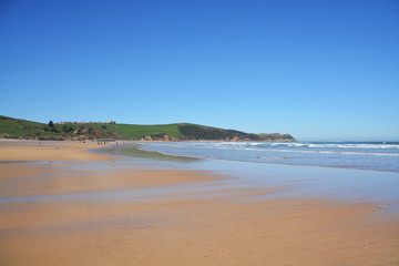 Fototapeta na wymiar panoramica de la playa de oyambre, Cantabria