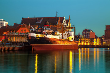 Obraz premium Old freighter at night in Gdansk, Poland.