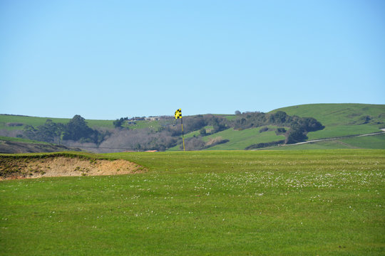 banderin en el hoyo de un campo de golf