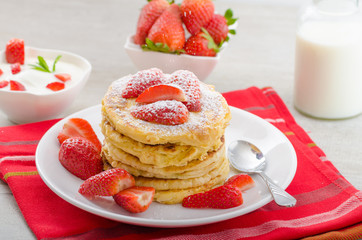 Fluffy pancakes with strawberries